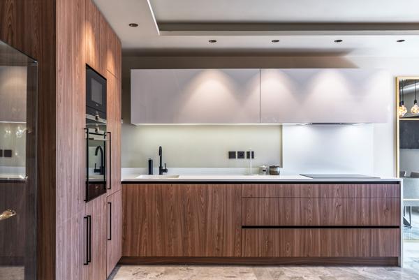 Cannes-Banane : Rare 5 pièces traversant refait à neuf, terrasse et parking