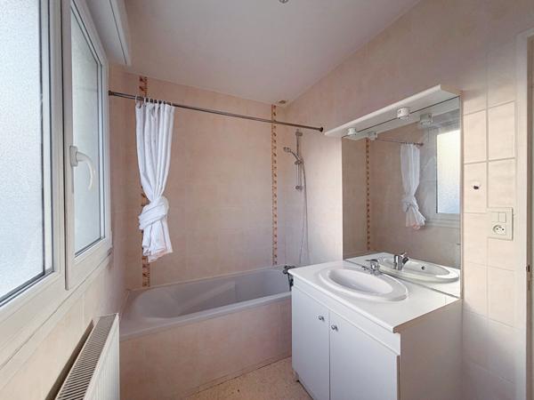 A VENDRE - MAISON 3 CHAMBRES ET DEUX STUDIOS AMENAGES AVEC JARDIN