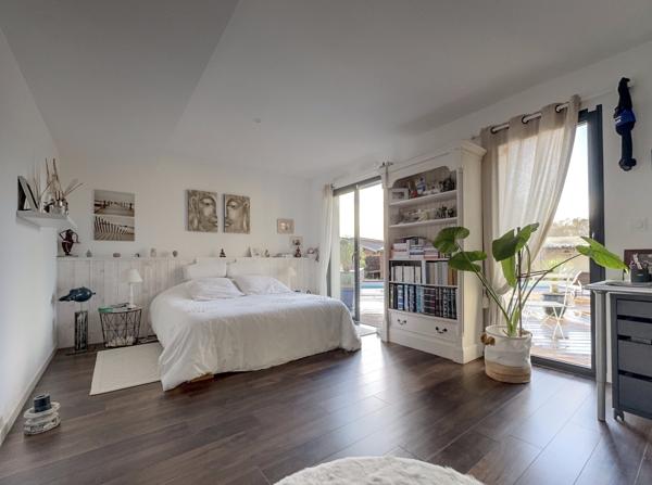 VIGNEAU, entre Audenge et BIGANOS ! Maison 5P de 150 m2, Piscine, garage, parcelle de 2620 m2 !