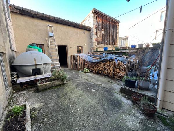 VILLENEUVE D'OLMES A VENDRE MAISON AVEC COUR ET GARAGE