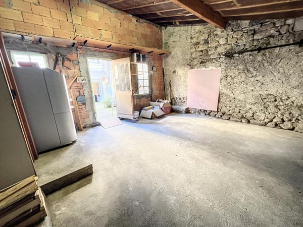 VILLENEUVE D'OLMES A VENDRE MAISON AVEC COUR ET GARAGE