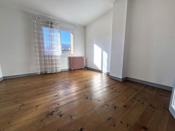 VILLENEUVE D'OLMES A VENDRE MAISON AVEC COUR ET GARAGE