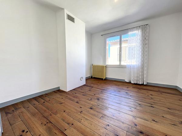 VILLENEUVE D'OLMES A VENDRE MAISON AVEC COUR ET GARAGE