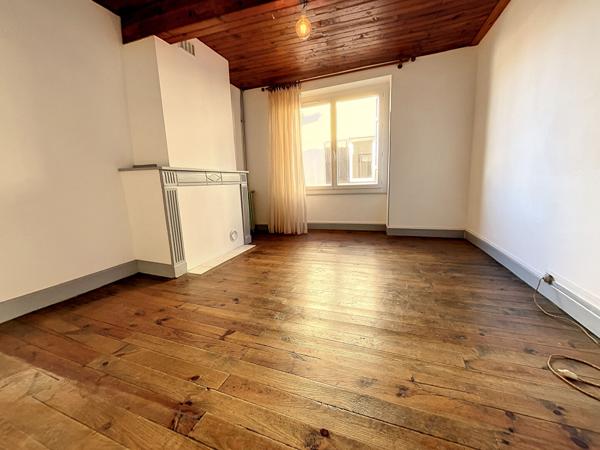 VILLENEUVE D'OLMES A VENDRE MAISON AVEC COUR ET GARAGE