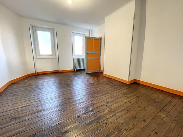 VILLENEUVE D'OLMES A VENDRE MAISON AVEC COUR ET GARAGE