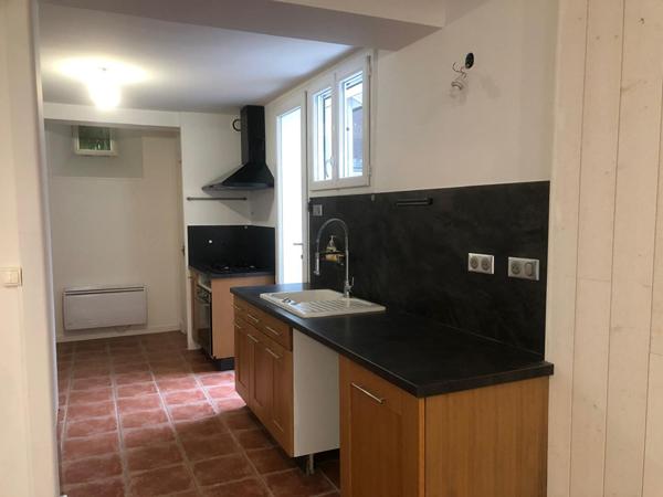 MARENNES centre-ville, maison 3 pièces avec terrasse et garage.