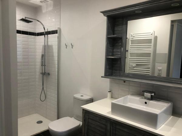 MARENNES centre-ville, maison 3 pièces avec terrasse et garage.