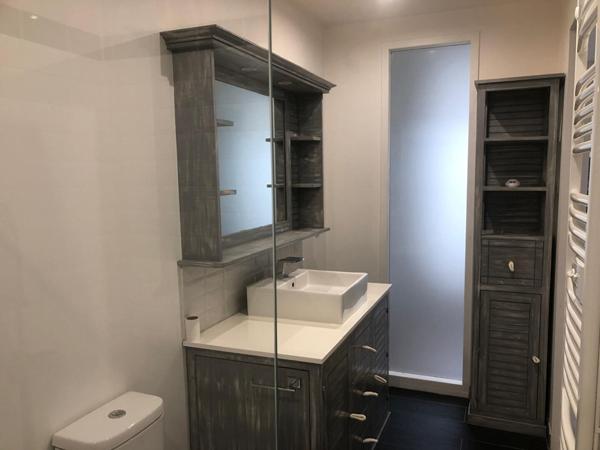 MARENNES centre-ville, maison 3 pièces avec terrasse et garage.