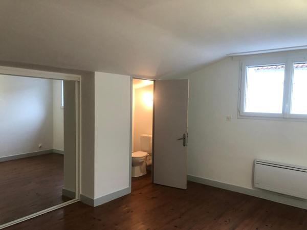 MARENNES centre-ville, maison 3 pièces avec terrasse et garage.