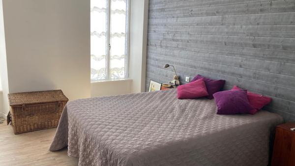 MARENNES centre-ville, maison 3 pièces avec terrasse et garage.