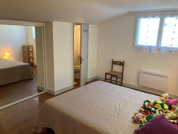 MARENNES centre-ville, maison 3 pièces avec terrasse et garage.