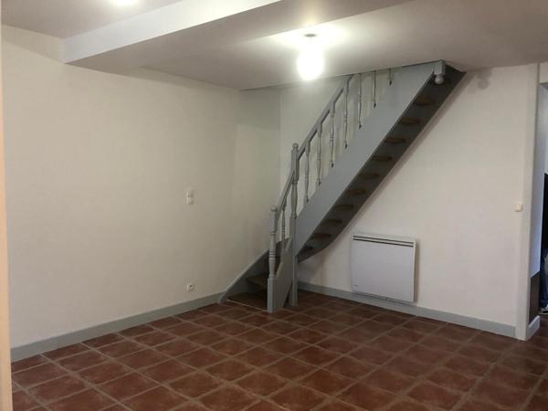 MARENNES centre-ville, maison 3 pièces avec terrasse et garage.