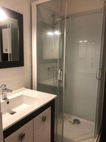 MARENNES centre-ville, maison 3 pièces avec terrasse et garage.