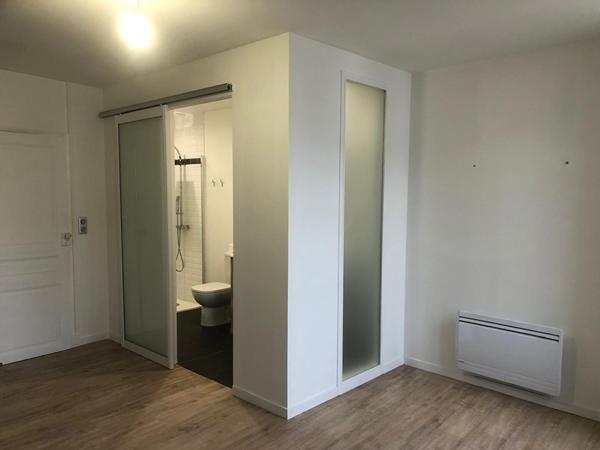 MARENNES centre-ville, maison 3 pièces avec terrasse et garage.