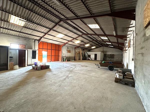 Location local professionnel 294 m² avec terrain extérieur à Villegailhenc proche Carcassonne