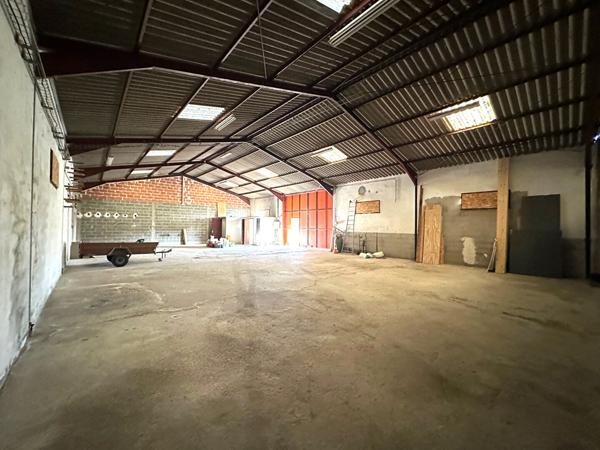 Location local professionnel 294 m² avec terrain extérieur à Villegailhenc proche Carcassonne