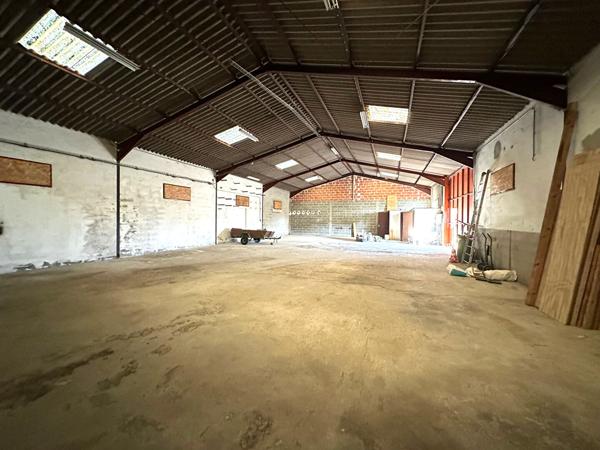 Location local professionnel 294 m² avec terrain extérieur à Villegailhenc proche Carcassonne