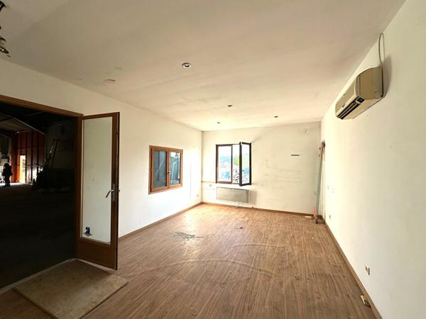 Location local professionnel 294 m² avec terrain extérieur à Villegailhenc proche Carcassonne