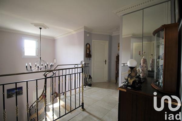 Maison traditionnelle 7 pièces de 238 m² à Villecresnes (94440)