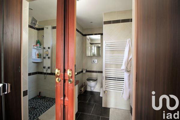 Maison traditionnelle 7 pièces de 238 m² à Villecresnes (94440)