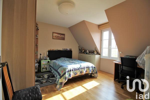 Maison traditionnelle 7 pièces de 238 m² à Villecresnes (94440)