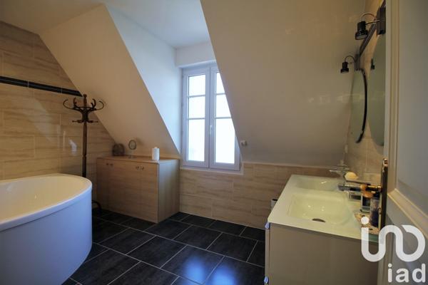 Maison traditionnelle 7 pièces de 238 m² à Villecresnes (94440)