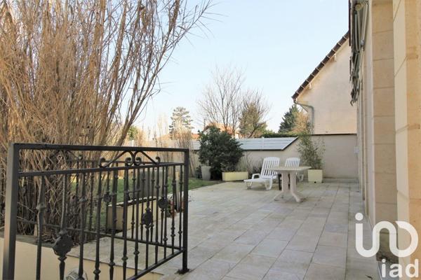 Maison traditionnelle 7 pièces de 238 m² à Villecresnes (94440)