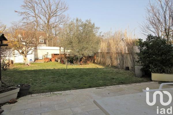 Maison traditionnelle 7 pièces de 238 m² à Villecresnes (94440)