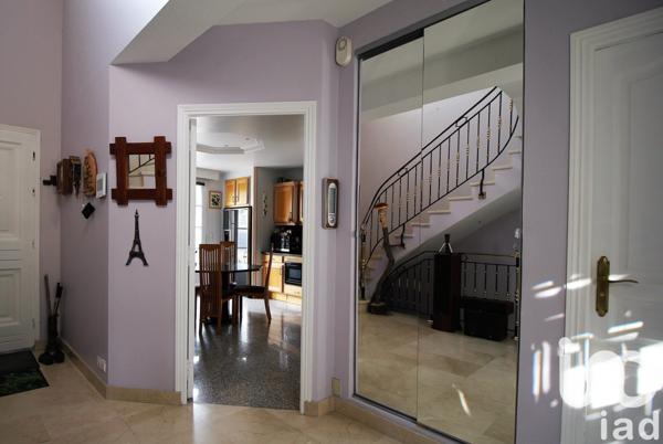 Maison traditionnelle 7 pièces de 238 m² à Villecresnes (94440)