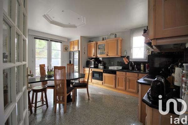 Maison traditionnelle 7 pièces de 238 m² à Villecresnes (94440)