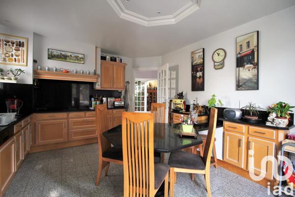 Maison traditionnelle 7 pièces de 238 m² à Villecresnes (94440)