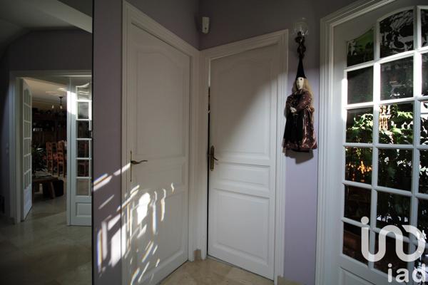 Maison traditionnelle 7 pièces de 238 m² à Villecresnes (94440)