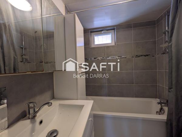 Cette maison vous offre un espace confortable et fonctionnel !