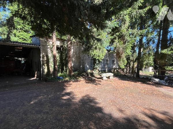 Bâtiment à usage d'atelier d'environ 400m², raccordé au tout à l'égout.