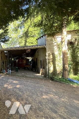 Bâtiment à usage d'atelier d'environ 400m², raccordé au tout à l'égout.