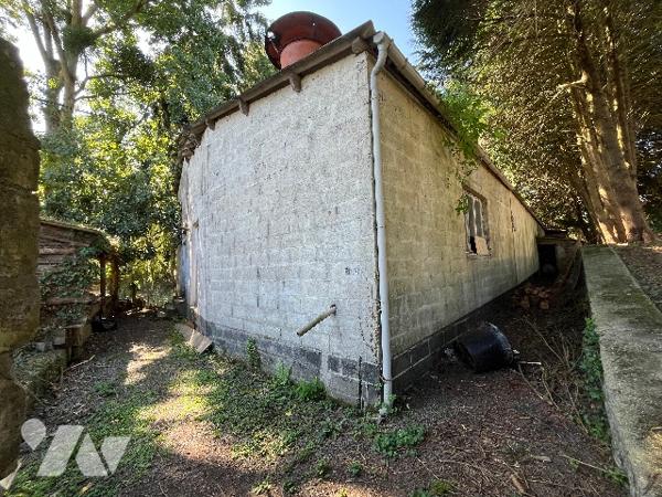 Bâtiment à usage d'atelier d'environ 400m², raccordé au tout à l'égout.