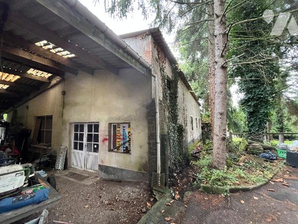 Bâtiment à usage d'atelier d'environ 400m², raccordé au tout à l'égout.