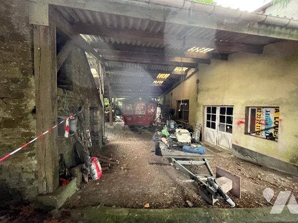 Bâtiment à usage d'atelier d'environ 400m², raccordé au tout à l'égout.