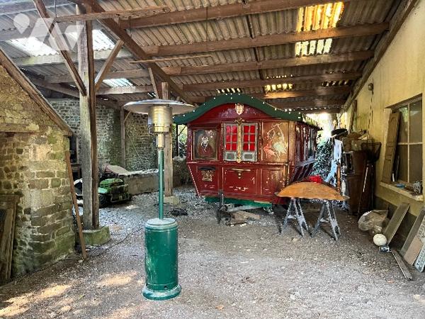 Bâtiment à usage d'atelier d'environ 400m², raccordé au tout à l'égout.