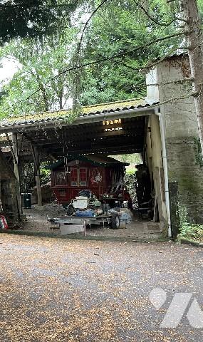 Bâtiment à usage d'atelier d'environ 400m², raccordé au tout à l'égout.