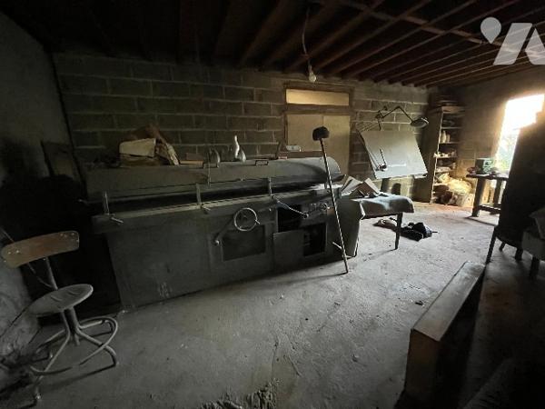 Bâtiment à usage d'atelier d'environ 400m², raccordé au tout à l'égout.