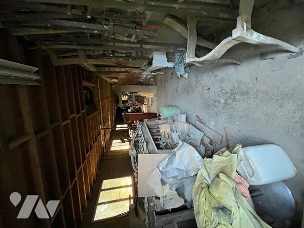 Bâtiment à usage d'atelier d'environ 400m², raccordé au tout à l'égout.