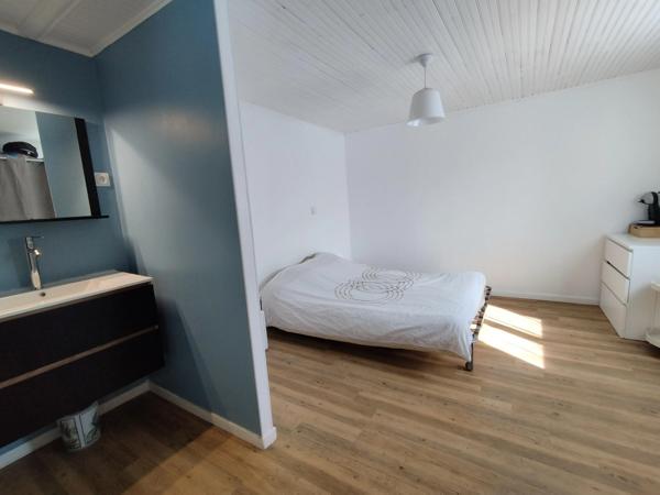 Charente, à Mornac. Maison 99 m², 4 chambres, jardin, terrain clos 930 m² avec garage.