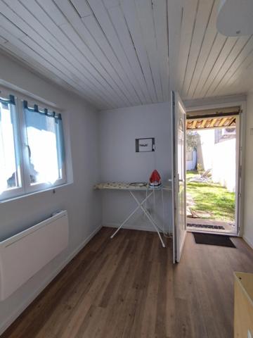 Charente, à Mornac. Maison 99 m², 4 chambres, jardin, terrain clos 930 m² avec garage.