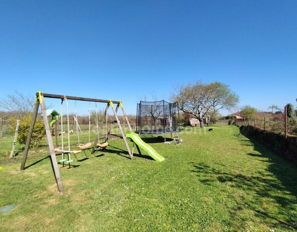 Charente, à Mornac. Maison 99 m², 4 chambres, jardin, terrain clos 930 m² avec garage.