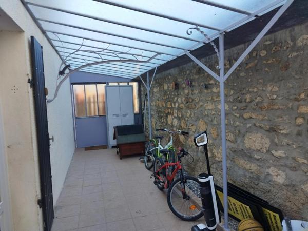 Charente, à Mornac. Maison 99 m², 4 chambres, jardin, terrain clos 930 m² avec garage.