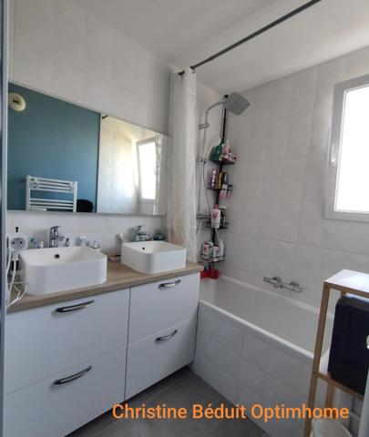 Charente, à Mornac. Maison 99 m², 4 chambres, jardin, terrain clos 930 m² avec garage.