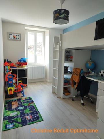 Charente, à Mornac. Maison 99 m², 4 chambres, jardin, terrain clos 930 m² avec garage.