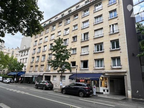 Dans une résidence sécurisée avec gardienne et ascenseur, découvrez ce charmant appartement de ...