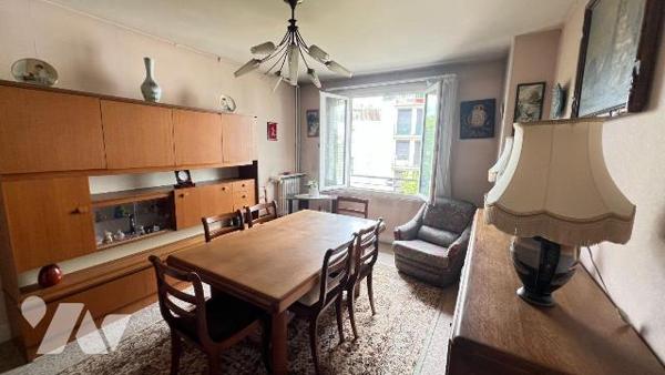 Dans une résidence sécurisée avec gardienne et ascenseur, découvrez ce charmant appartement de ...